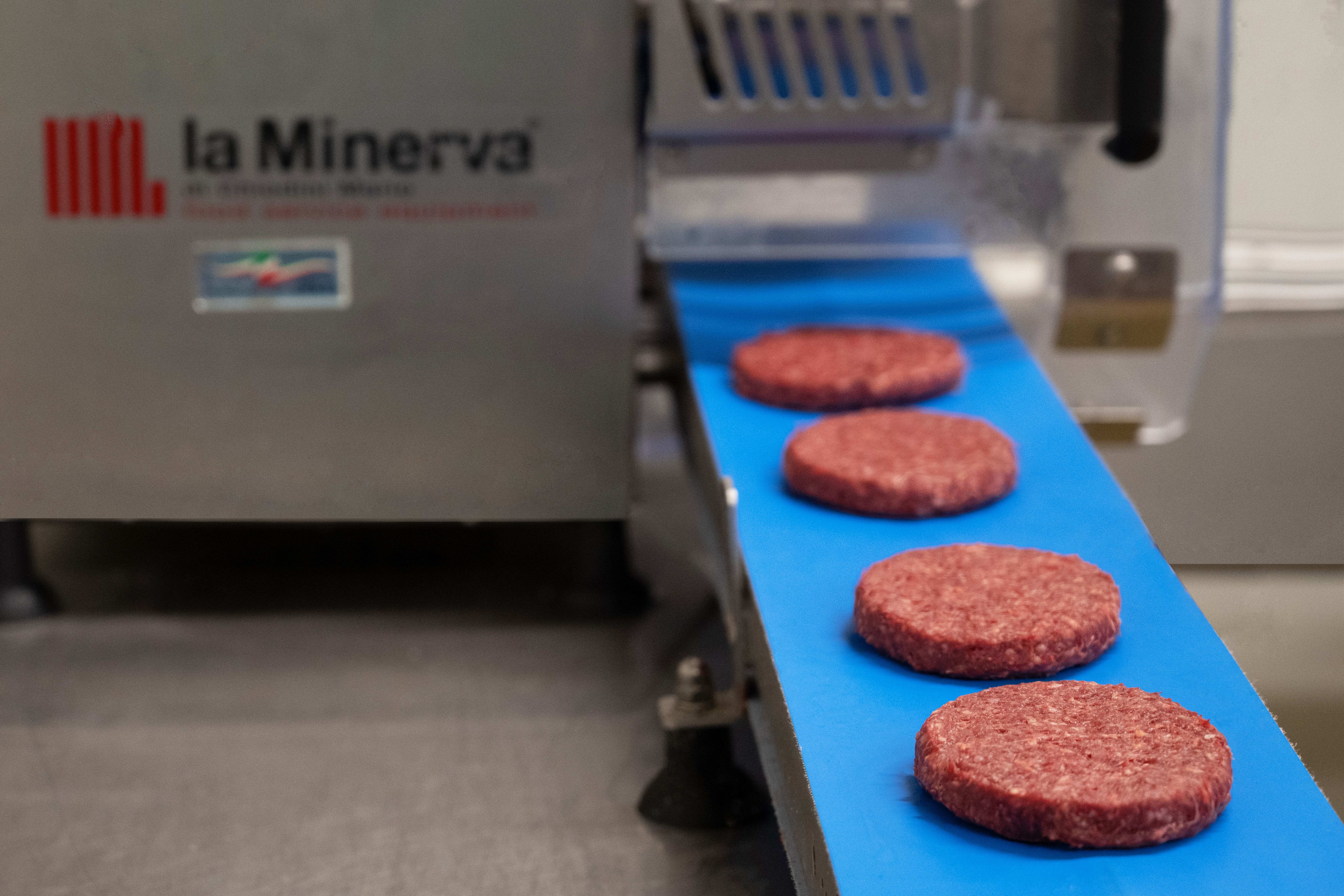 Húspogácsák a csomagolószalagon